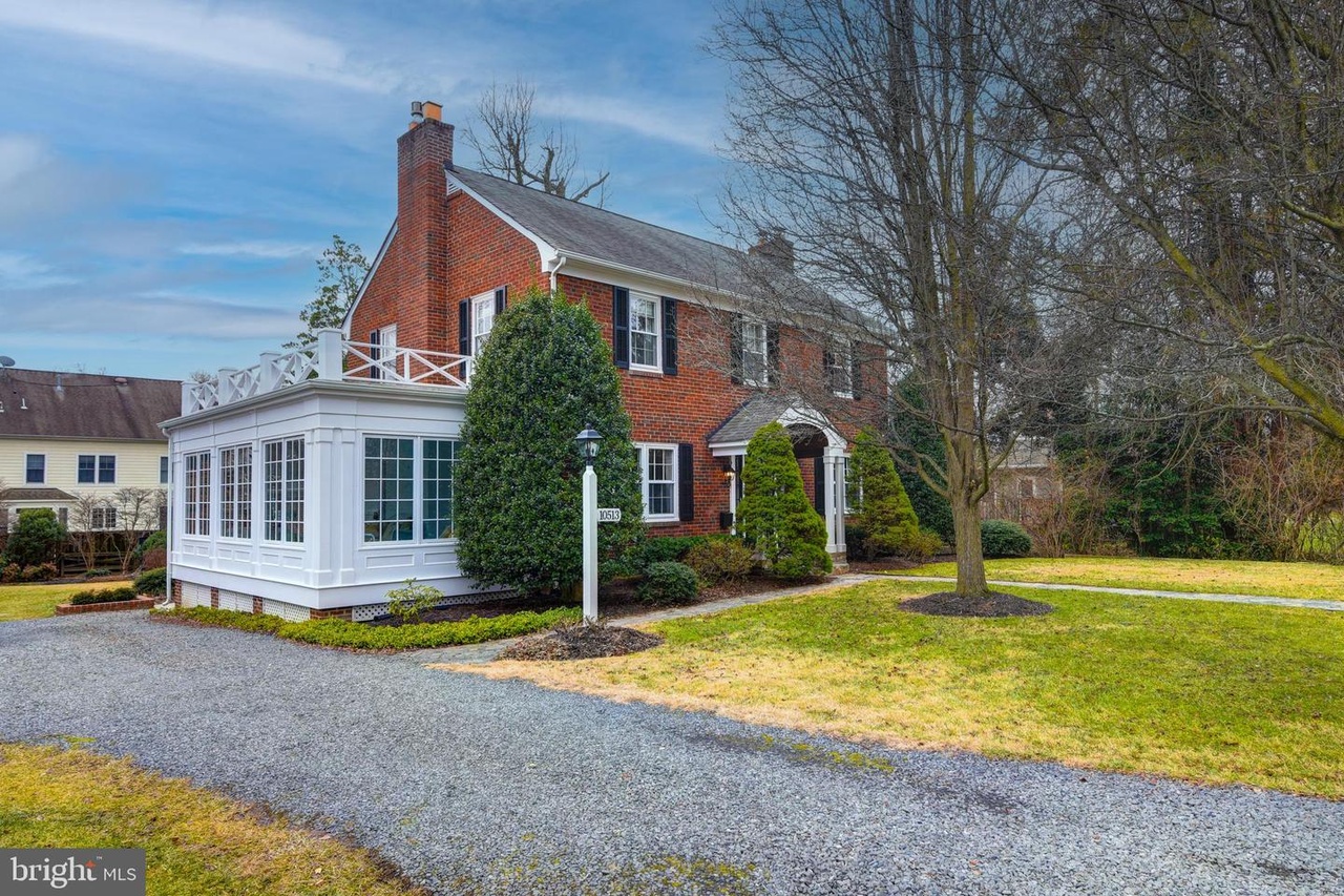 Fairfax, VA 22030| 4 beds| 3.5 baths| $1,225,000